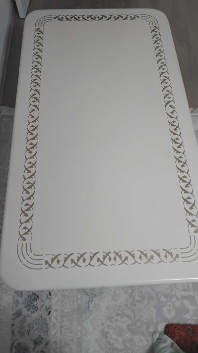 Стол бежевого цвета