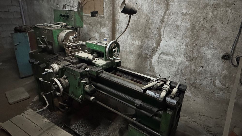 Токарный станок в рабочем состоянии