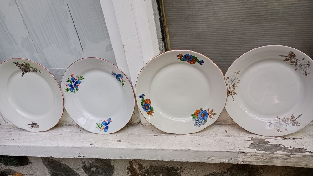 Маса+Дантели+Чинии+бутилки бира+Бутилки к.кола