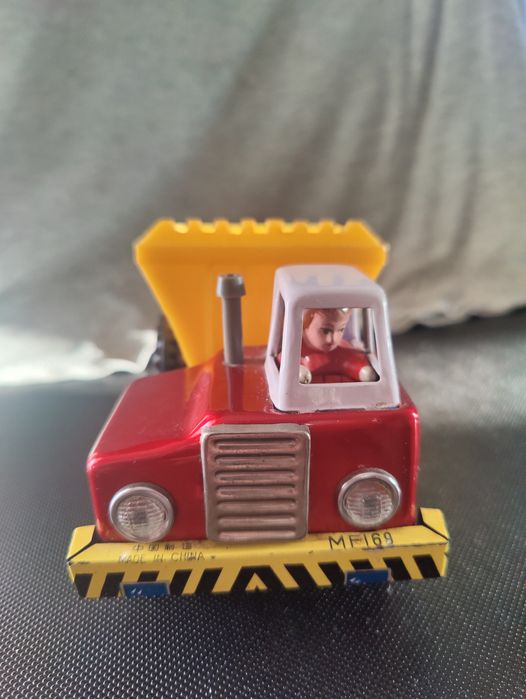 Vînd mașinuță chinezească de tablă din perioada anilor '70.