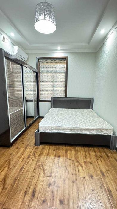 Мебель для спальни. Кровать, прикроватные тумбочки, трюмо шефонер