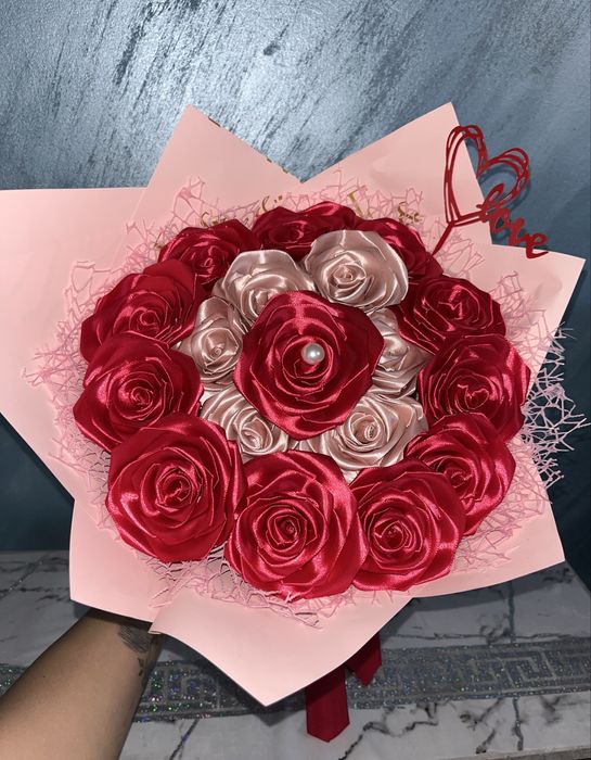 Buchete trandafiri satin și sârmă plușată