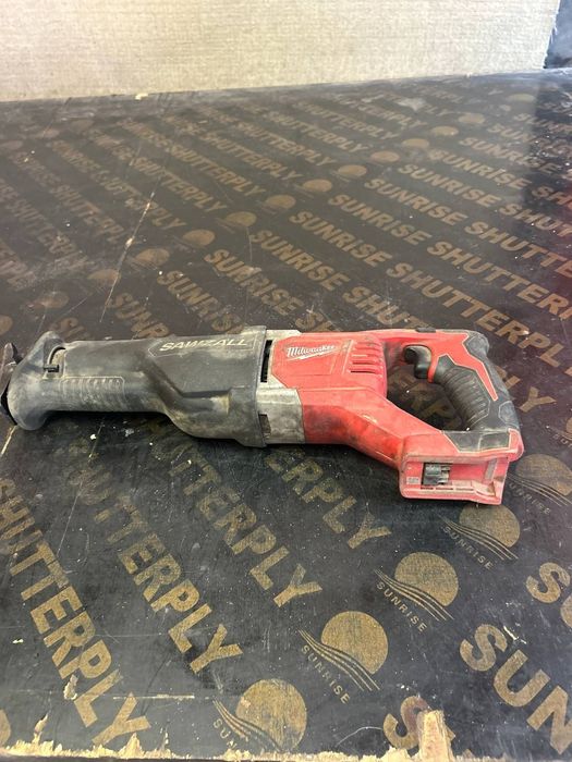 Милуоки прав трион ъглошлайф на батерии