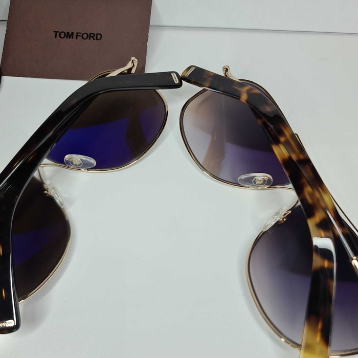 солнцезащитные очки.