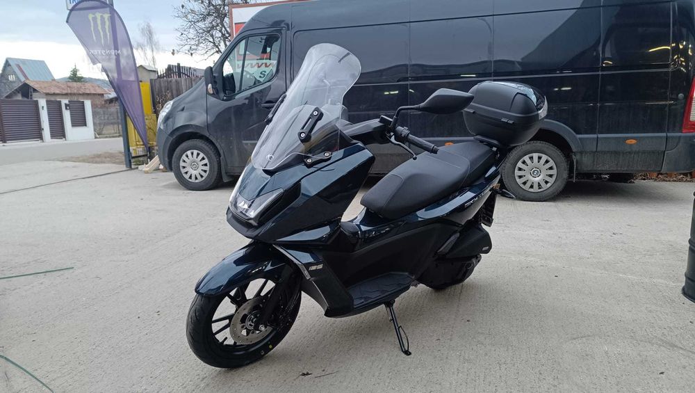 Scuter Kymco SkyTown 125i ABS -se conduce cu B-stoc EST BIKE Campina