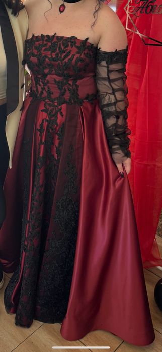 Червена абитуриентска рокля