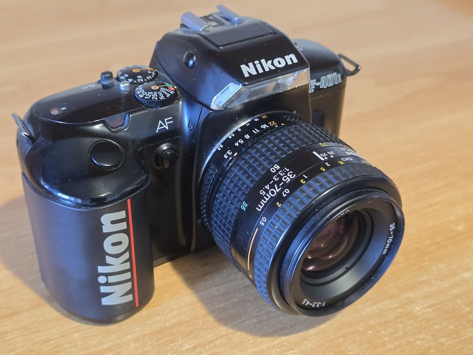 Nikon F-401x plus obiectiv Nikon AF 35-70 f/ 3.3-4.5 in stare perfectă de funcționare și estetic, cameră pe film 35 mm