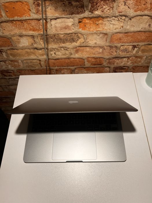 MacBook Pro 13” Apple M1 / 8GB RAM / 256GB SSD / Touch ID – ca nou