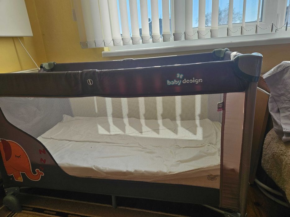 Продавам сгъваема кошара,два матрака,възглавница и олекотена завивка