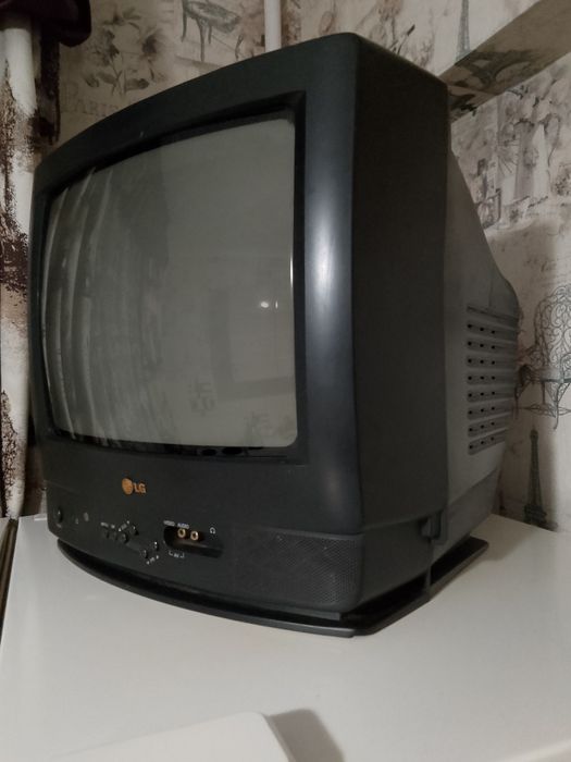 Продам 2-х спальную кровать. Бонусом - телевизор.