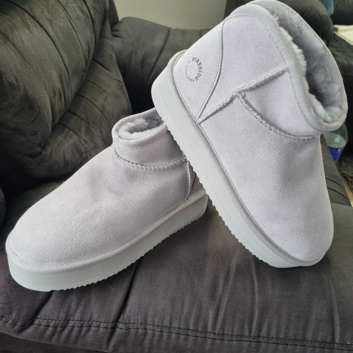 UGG noi din SUA culoare deosebita