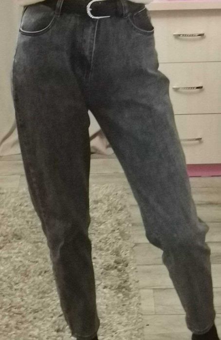 Женские черные джинсы.