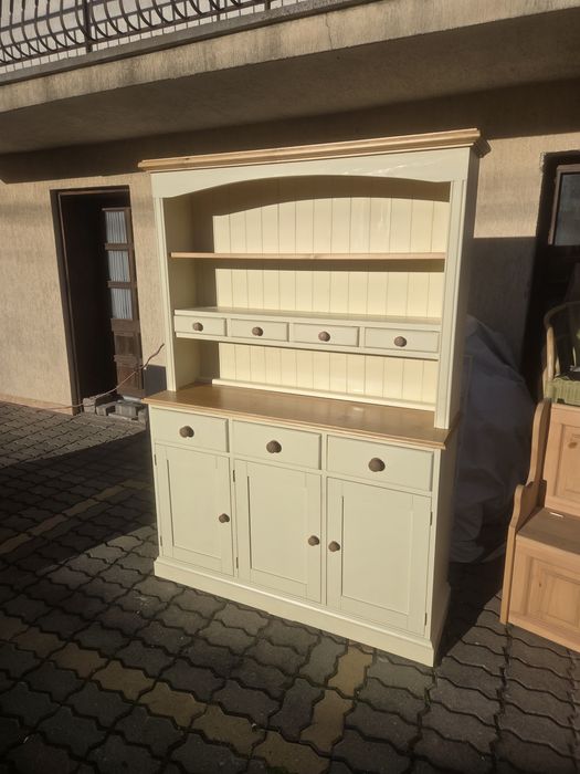 Бяла библиотека  от масив в бяло