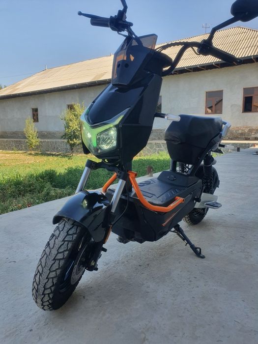 Nomi; skuter demansh