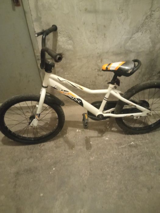 Детско колело и топки