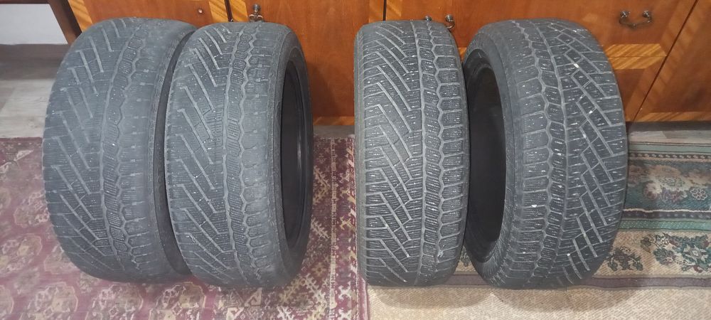 Шины зимние комплект .