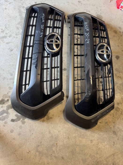 Grila centrala Toyota Hilux 2020/2021/2022/2023/2024