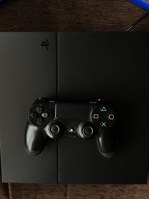 PlayStation 4- отлично състояние + 3 игри