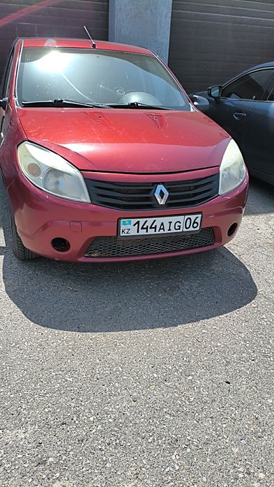 автомобиль Reno Sandero