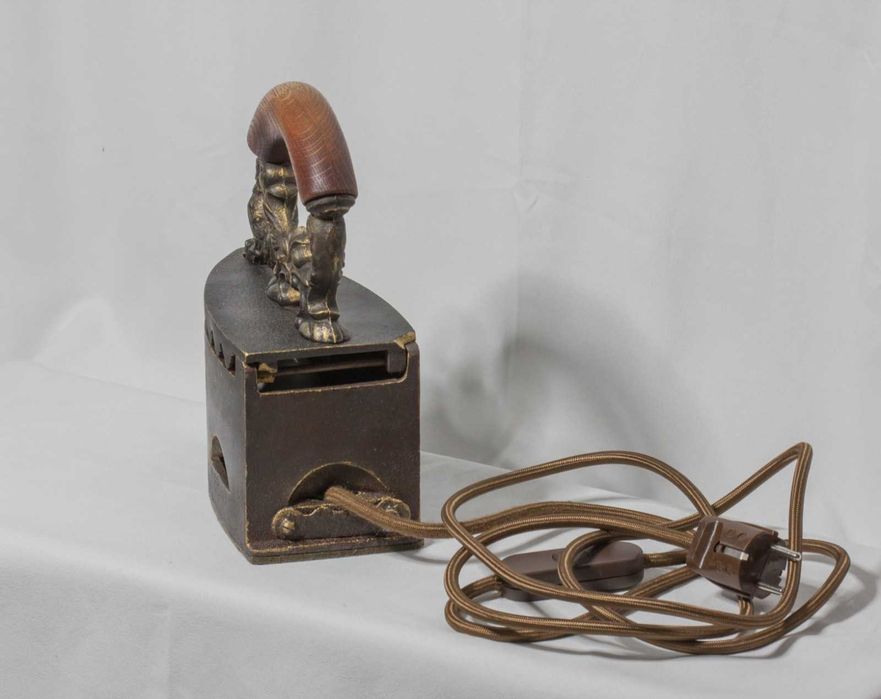 Старинна ютия - лампа