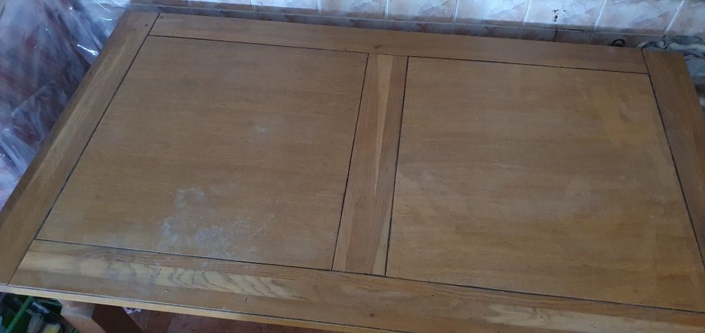 Masa din lemn masiv și scaune vintage sculptate manual