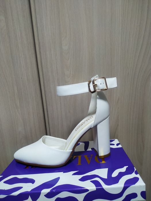 Продам туфли белые за 8000