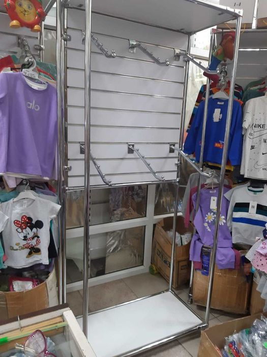 Витрина для вешалок