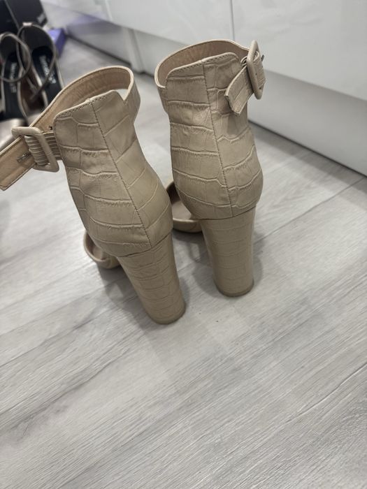 Дамски сандали на ток