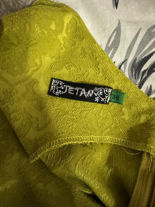 Елегантна рокля в лимонено жълт цвят