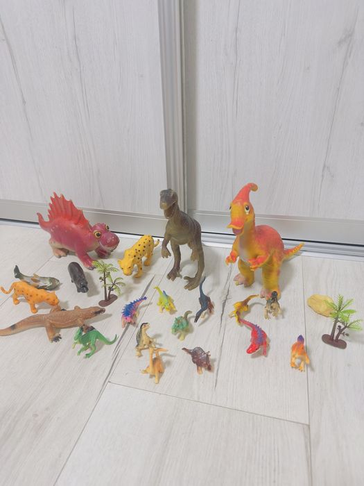 Фигурки динозавров