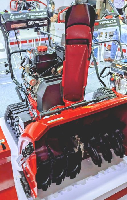 Гусеничный снегоуборщик