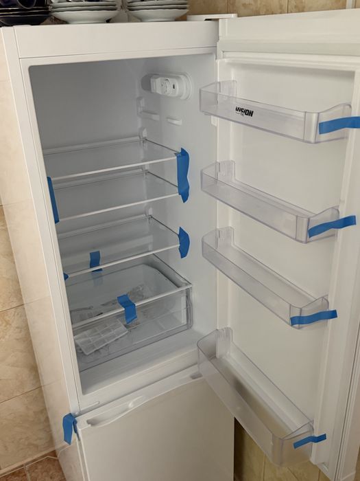 Ofer spre inchiriere Ap cu 3 camere, 2 băi,Etaj 1, acces din 2 strazi, la 1 minut de Calea Bucuresti, in proximitatea marilor supermarketuri din oraș.
