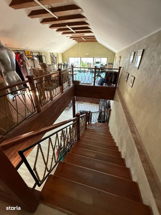 Spatiu comercial+locuinta la mansarda,3 dormitoare, living,5 bai, tere