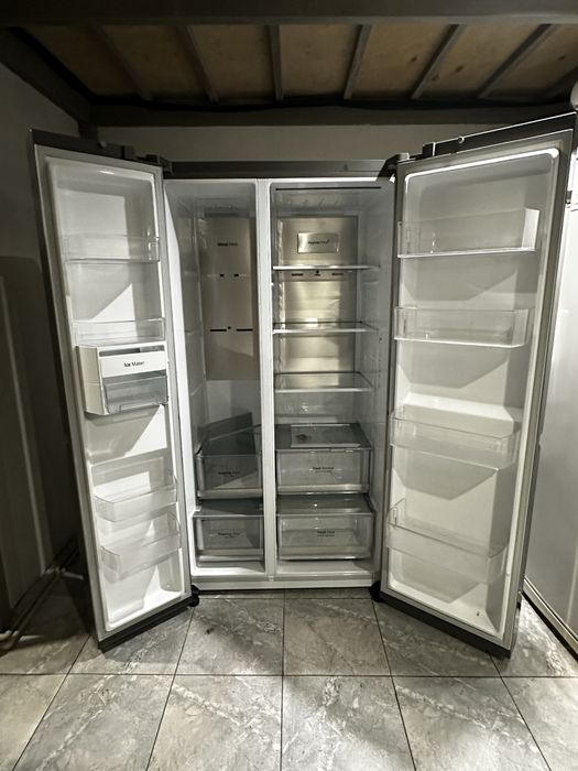 Продам двухдверный холодильник LG