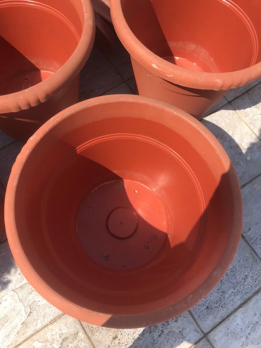 Голяма пластмасова кашпа с чиния