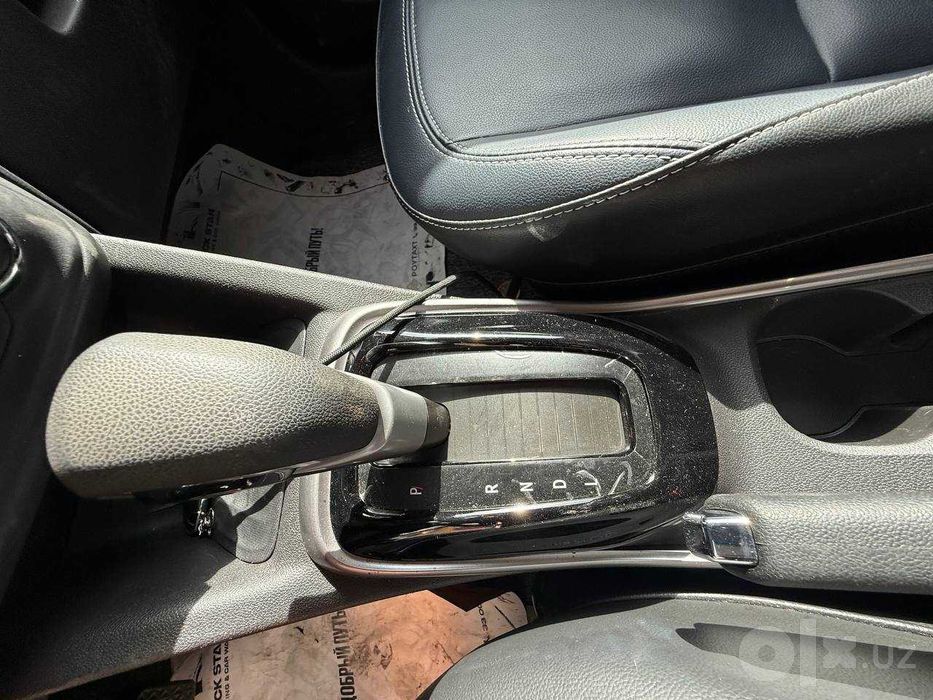 Chevrolet Tracker Premier sotiladi