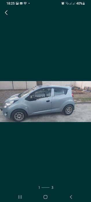 Инструктор вождения даёт урокии по вождению