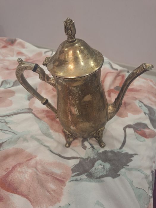Старо гърне и чайник