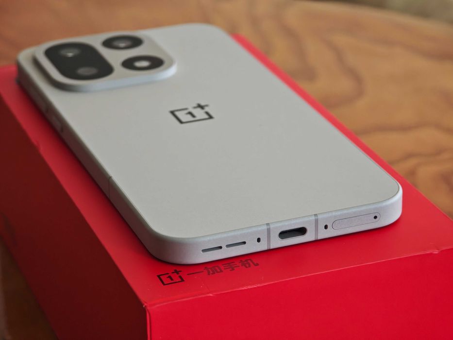 Нов OnePlus 15 16/256 - Global 6.78" 165Hz; 7300mAh 120w; 3x50mpx;IP68