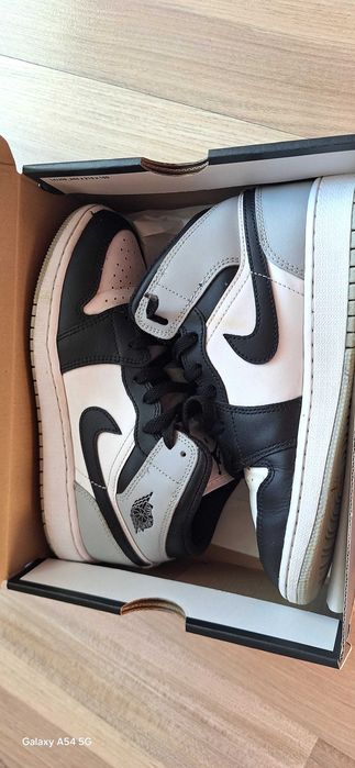 Air Jordan 1 Mid GS "Light Smoke Grey" mărimea 37.5 :•