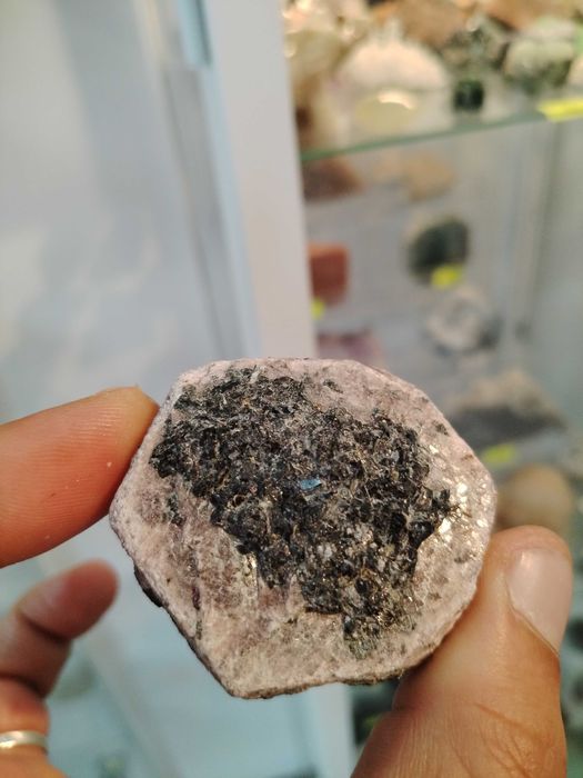 Необработен рубин ( корунд) с турмалин от Малави, Африка