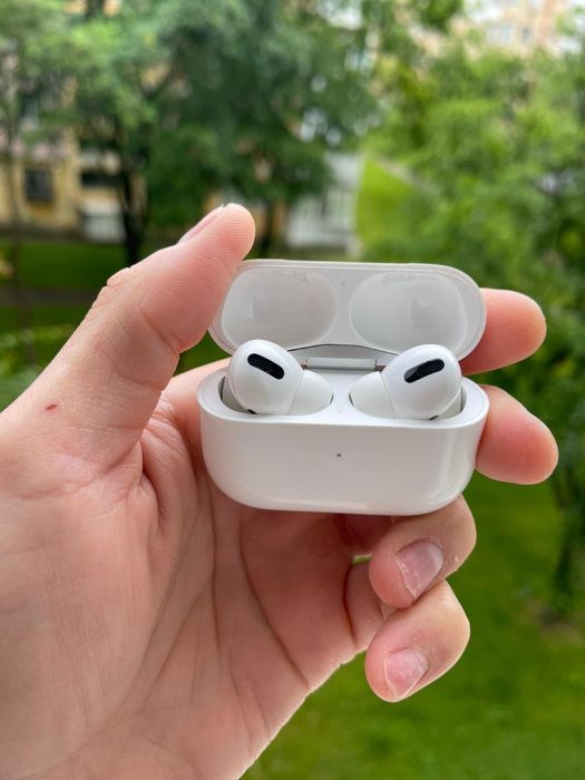 • Apple AirPods Pro  • cu husa •