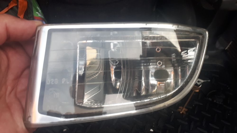 Продам противотуманную фару.