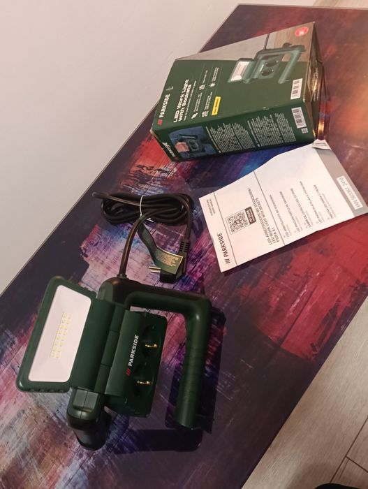 Lampa de lucru cu led și priza parkside