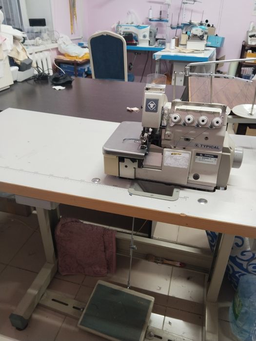 Оберлок Typical почти новая