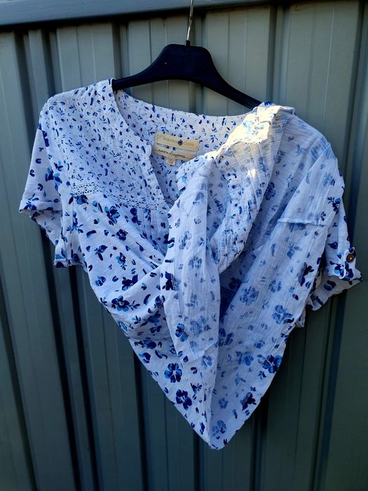 Bluza dama cu flori albastra