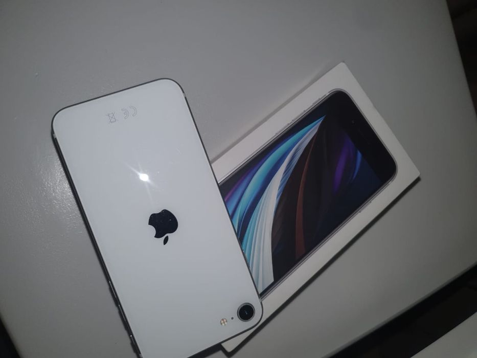 Айфон se (2020) с коробкой