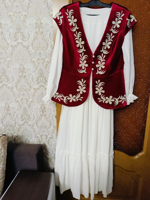 Продам куртки, платье