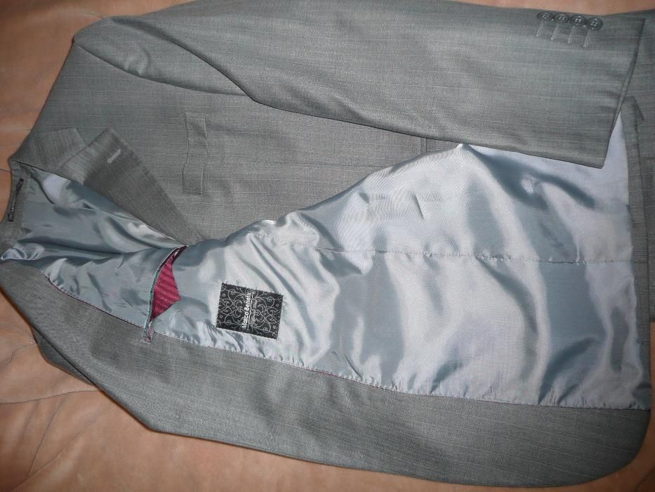 costum barbatesc elegant cu vesta. marca Marco Benetti