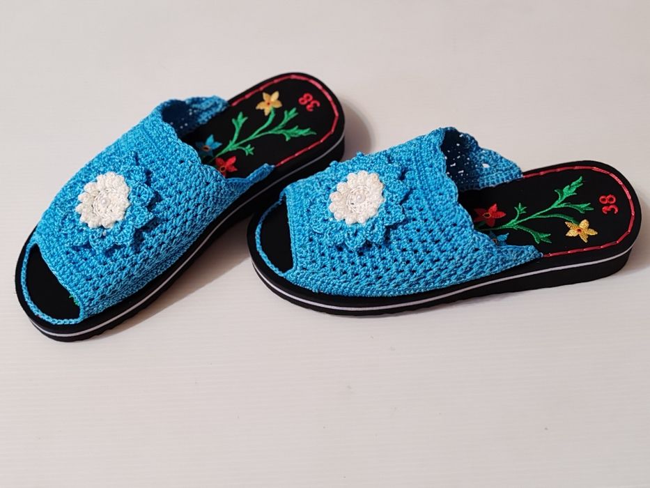 Қолдан тоқылған аяқ киімдер.